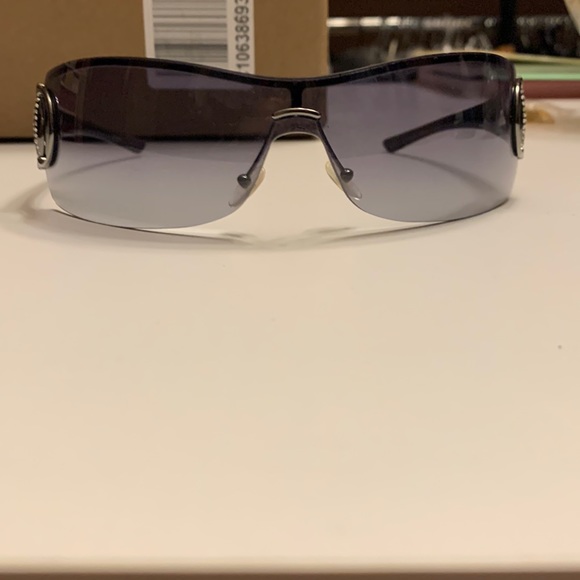 Gucci sunglasses with crystal horsebit detail